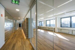 Lichte, moderne kantoorruimte aan de Prof. W.H. Keesomlaan met houten vloer en glazen wanden.